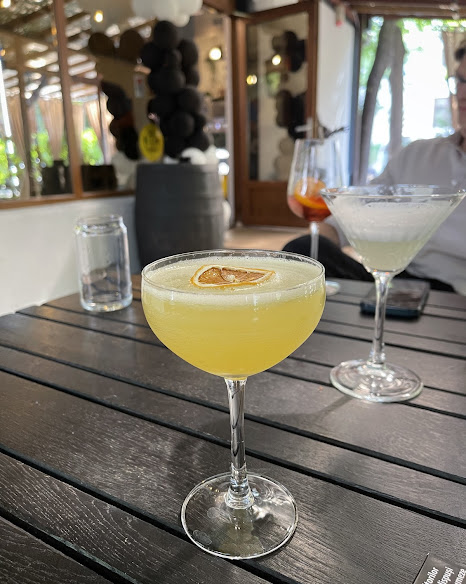 Cocktail proaspăt servit la Opera