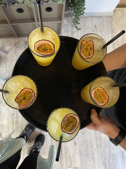Limonadă cu fructul pasiunii servită pe tavă